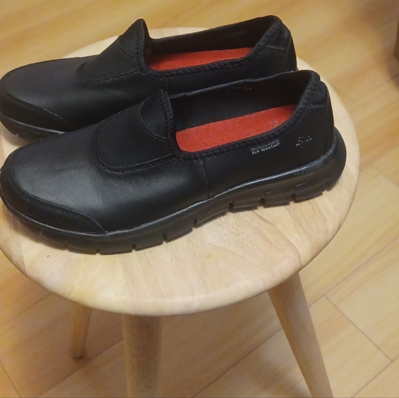 Sketchers slip resistant shoes - Picture 2 of 5